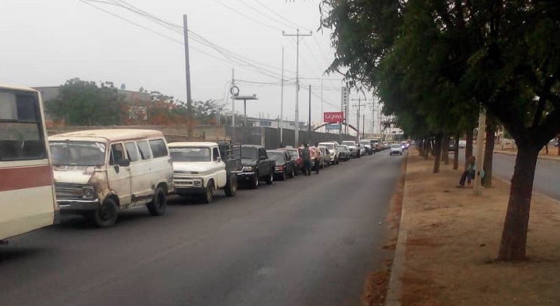 Largas colas para echar gasolina en la zona industrial II en Zulia #10May (Fotos)