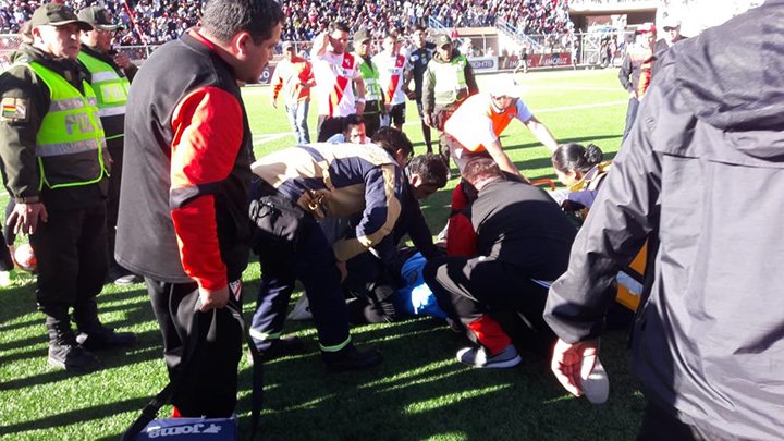 Muere un árbitro mientras dirigía un partido de fútbol en Bolivia