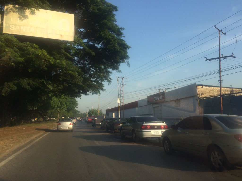 En Maracay, las colas para echar gasolina son interminables #20May (FOTO)