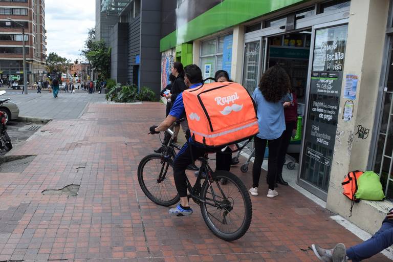 Con Dios y una bicicleta: Enfrentando la pandemia en el extranjero