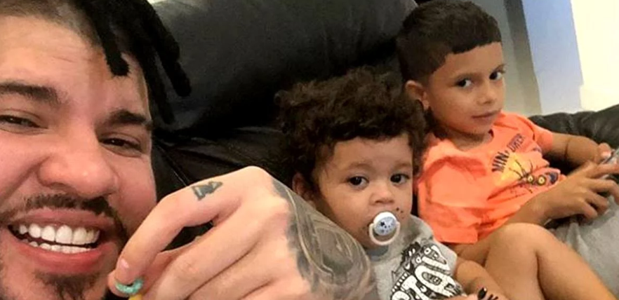 ¡Qué TIERNO! Farruko le dio la bienvenida al mundo a su nuevo hijo (FOTO)