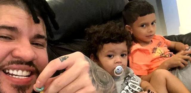 Farruko junto a sus otros hijos, imagen cortesía. 