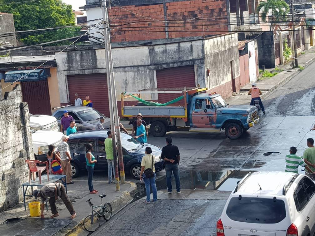 Montan chinchorros improvisados en la cola para surtir gasolina en Portuguesa #28May (FOTO)