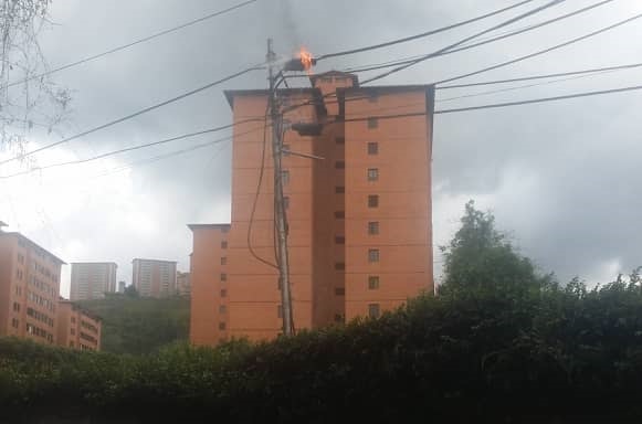 Vecinos de Parque Caiza sin servicio eléctrico por explosión de transformador (FOTO Y VIDEO)