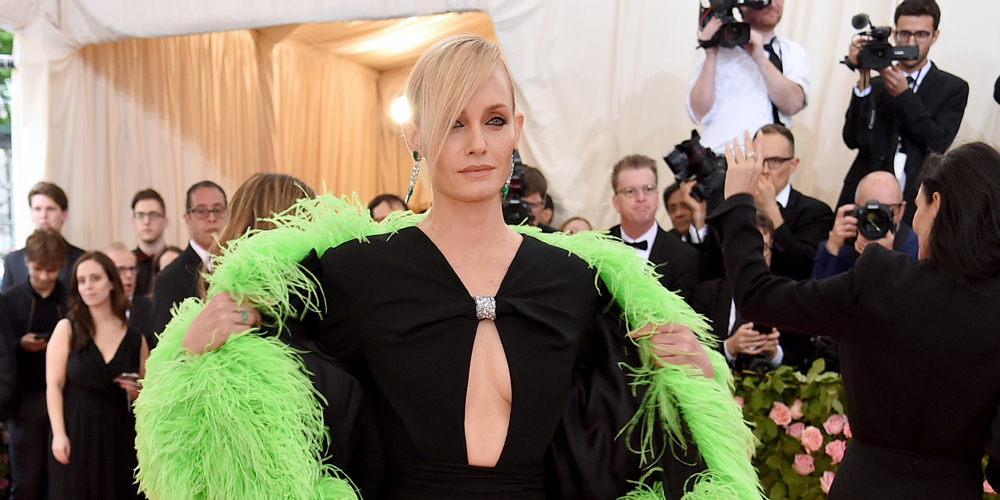 ¡Labios compartidos! Amber Valletta se robó las miradas con sexy vestido