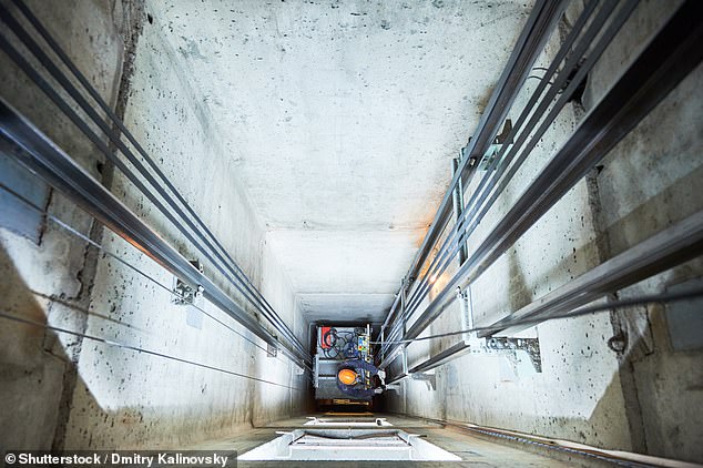 Un ascensor la decapitó después de que sus auriculares se atascaron en la puerta