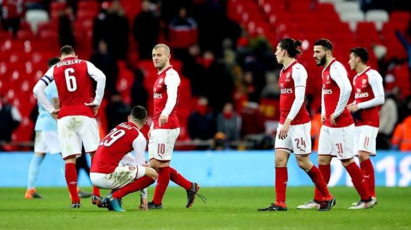 La feroz pelea entre seguidores del Arsenal en el metro de Londres