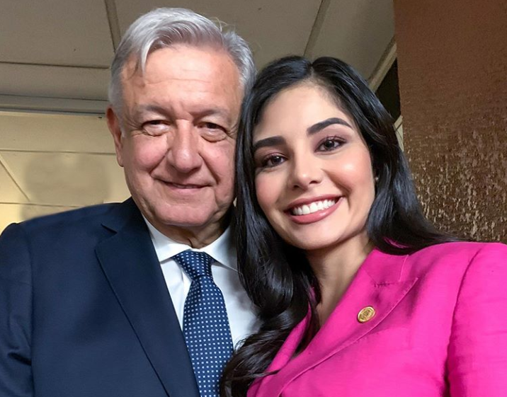 ¡CELOS! Así apartó a la mujer que le hablaba al oído a su marido, López Obrador (Video)