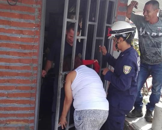 ¡Por chismosa! Una mujer quedó atrapada en una reja (FOTOS)