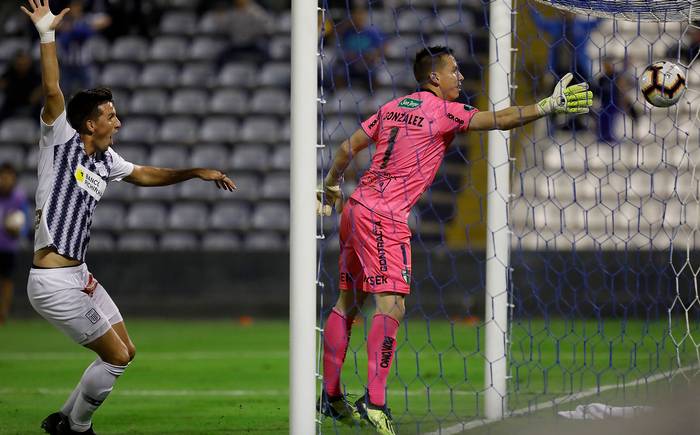 Si has tenido un mal día, piensa en este portero y el INSÓLITO GOL que se dejó hacer (VIDEO)