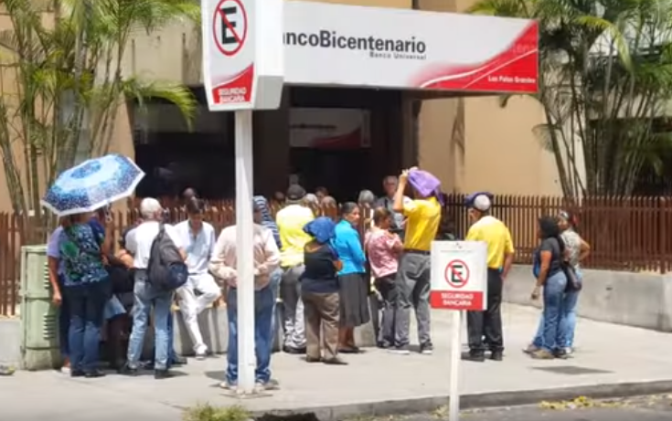 EN VIDEO: Cinco horas de cola para retirar la pensión que solo alcanza para el pasaje a casa