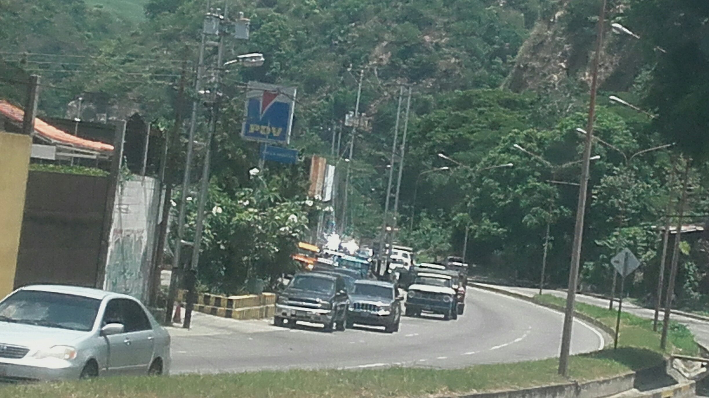 Conductores preparan sancocho mientras esperan por gasolina en Trujillo (FOTOS)