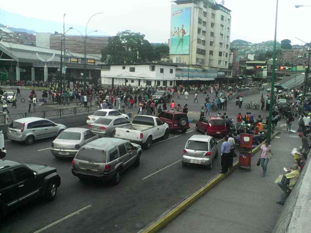 Buhoneros trancan la Francisco de Miranda a la altura de Petare (FOTOS Y VIDEOS)