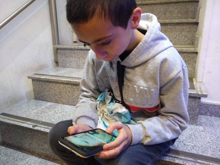 ¡Adorable! Ofreció sus ahorros para recuperar un celular; su mamá murió y ahí tenía fotos de ella para recordarla