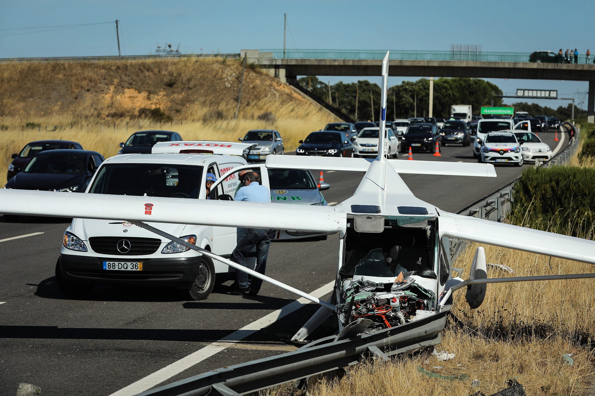 Una avioneta choca contra dos carros en Portugal