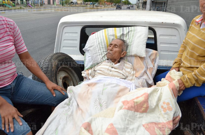 ¡A todo riesgo!: Así trasladan a los enfermos en Lara por la falta de ambulancias (Fotos)