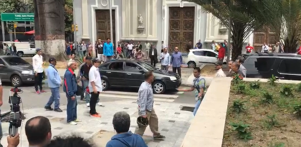 IDENTIFÍCALO: Colectivo agrede a caravana de Guaidó y a periodistas ante el ojo pasivo de la GNB (VIDEO)
