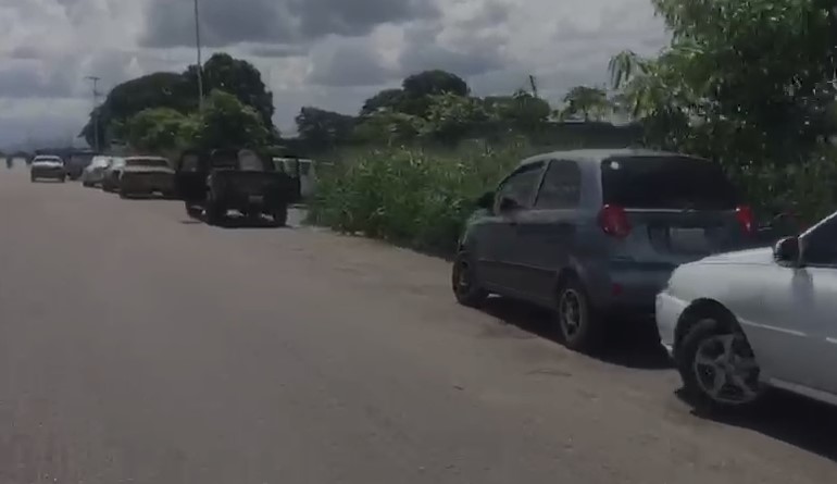 En Sabaneta de Barinas también hacen largas colas para comprar gasolina (Video)