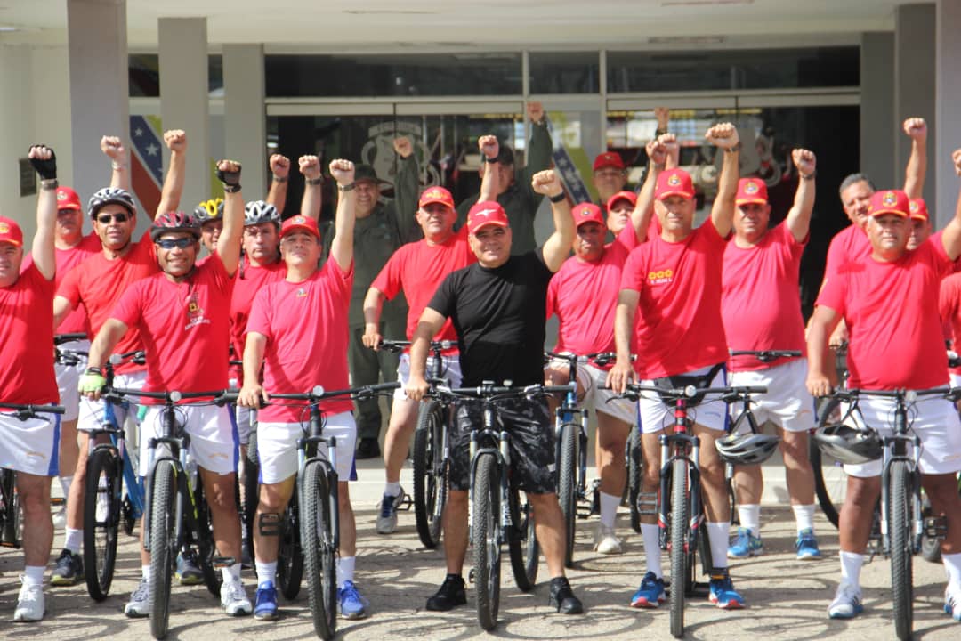 Compraron carísimas bicicletas para sacarle estas RIDÍCULAS fotos a Padrino con generales de la aviación