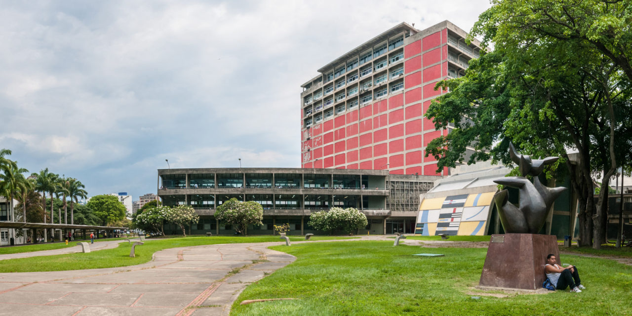 Estudiantes se ven obligados a dejar las aulas ante deterioro de las universidades