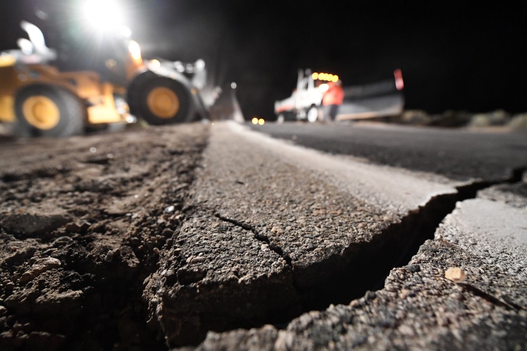 Así está California luego del Terremoto de 7.1: Carreteras dañadas, casas incendiadas y comercios destruidos (Fotos)