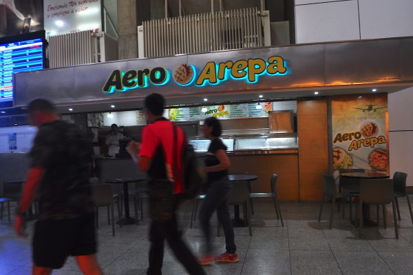 Vendedores de arepas hacen magia para mantener el empleo en el Aeropuerto de Maiquetía