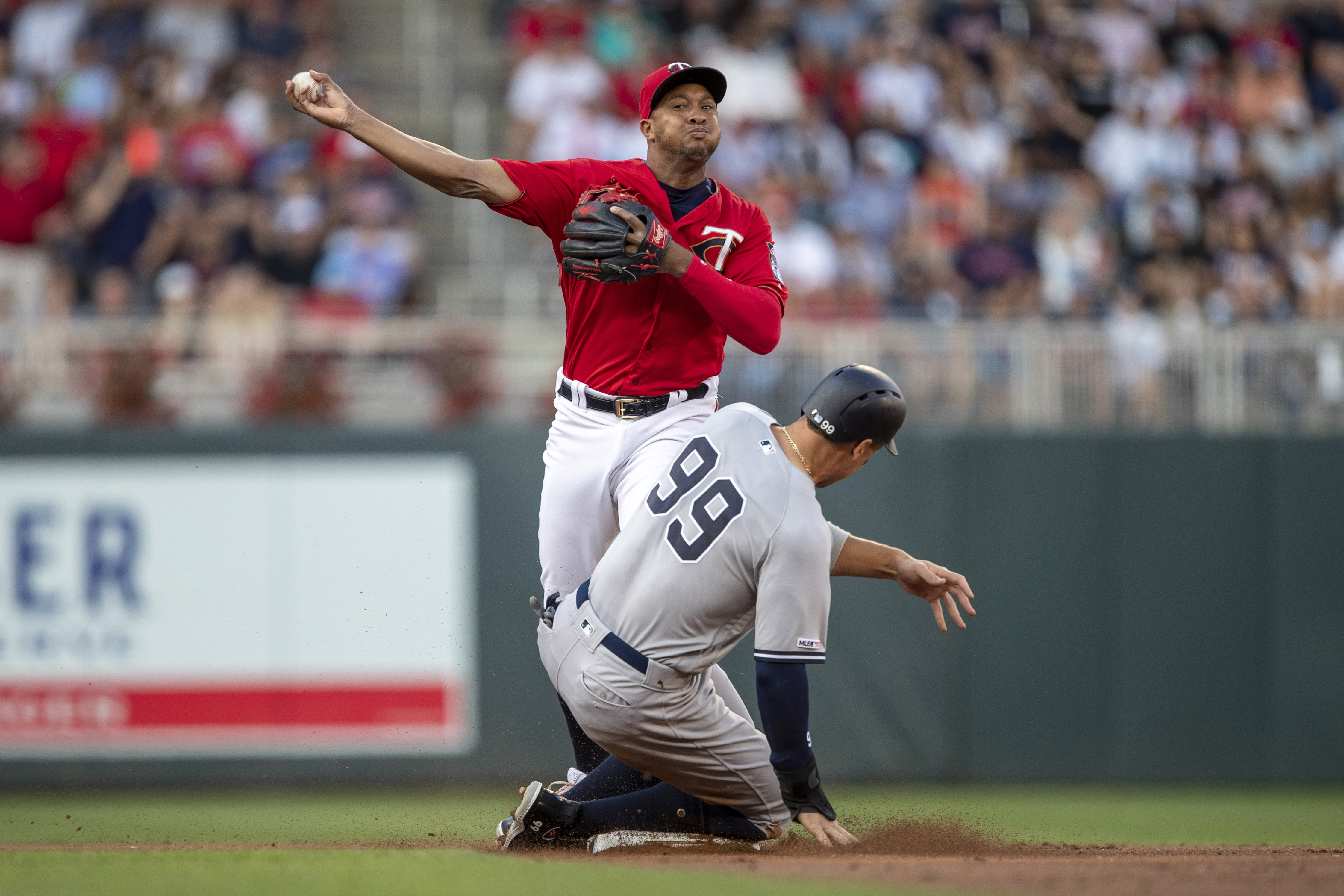 ¡Espectacular! Mellizos realizaron un tripleplay para detener a la ofensiva de los Yankees (VIDEO)