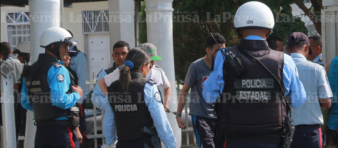 Reos intentan despojar a un PoliLara de su arma