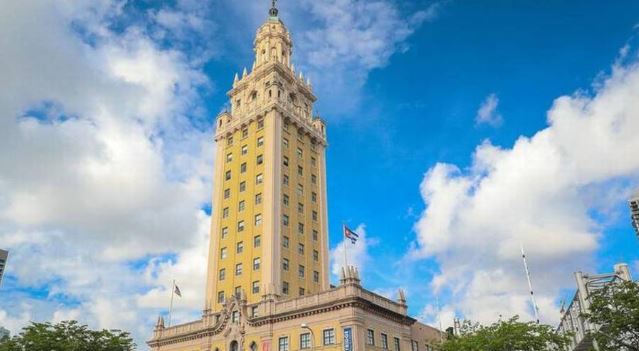 Luces de la Torre de la Libertad en Miami se encendieron en honor al pueblo de Venezuela (Video)