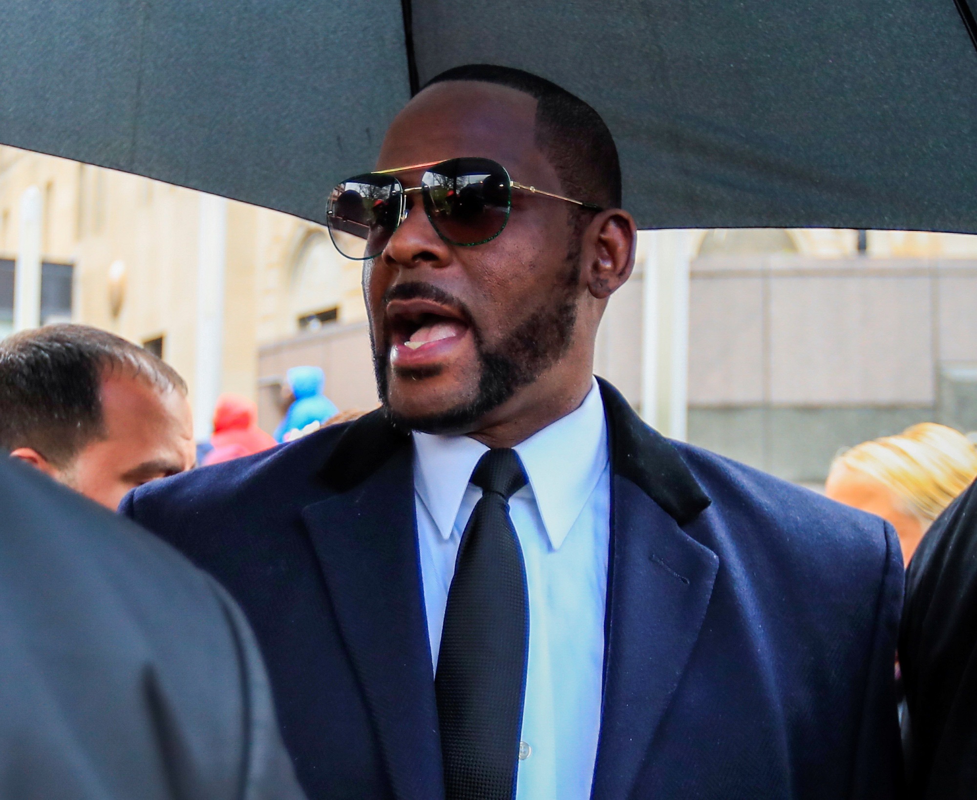 Condenaron a socio de R. Kelly que amenazó a una testigo en caso de tráfico sexual