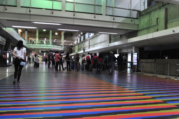 Con 555 gramos de coca en dediles atrapan a mujer en el Aeropuerto de Maiquetía