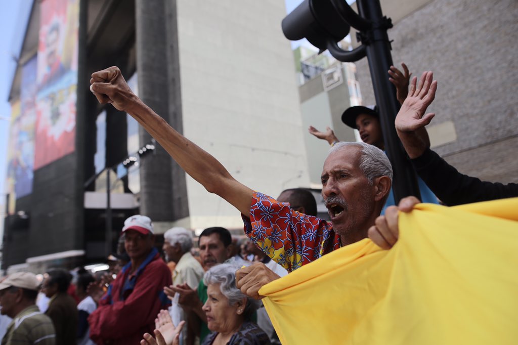 Docentes y jubilados trancan la avenida Urdaneta #3Jul (FOTOS)