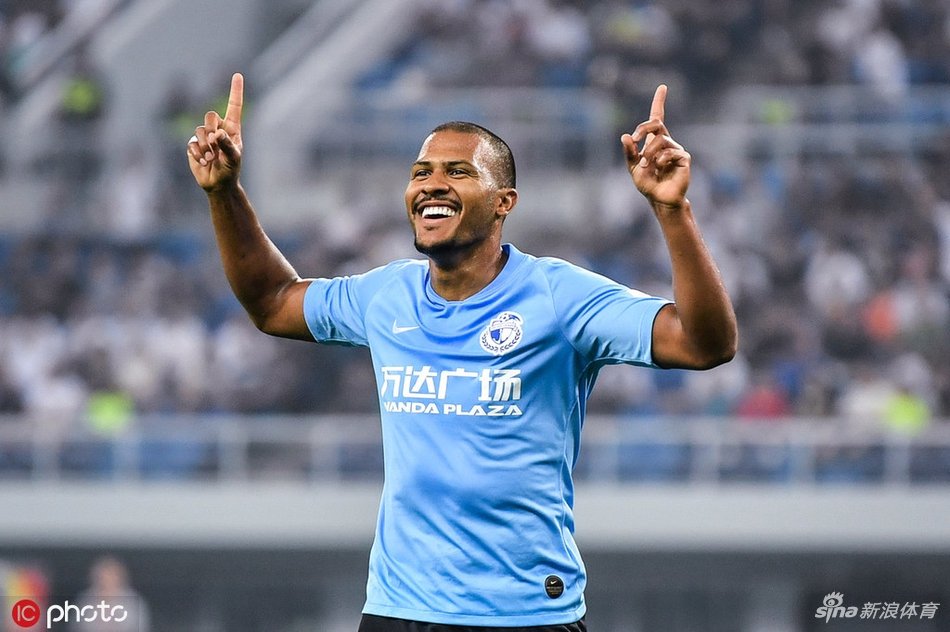 El venezolano Salomón Rondón se afianza como goleador en la Superliga China