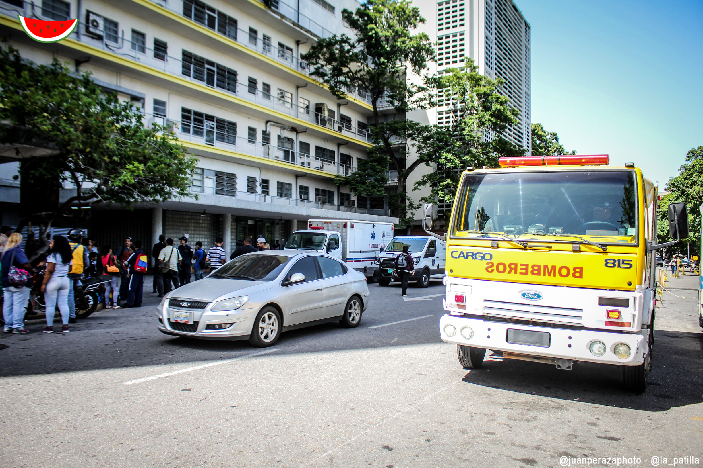 En Fotos: El Hospital Universitario de Caracas durante el incendio de este #3Jul