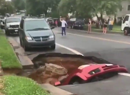 VIDEO: Enorme hueco se traga un carro por completo en una carretera de EEUU