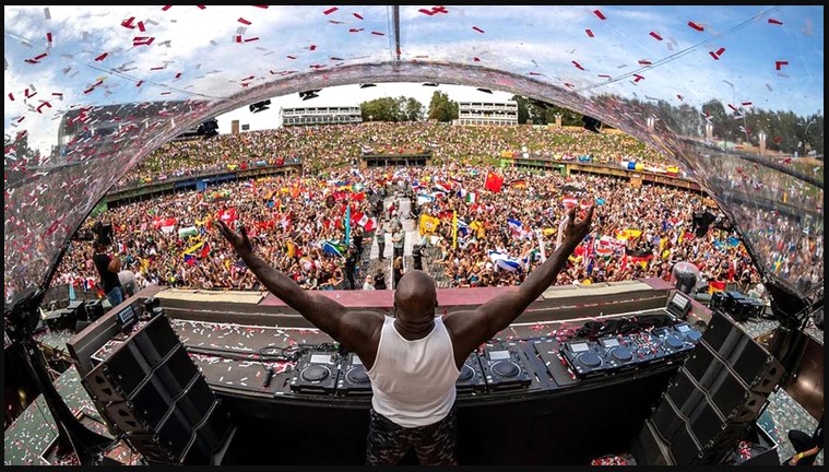 El VIDEO más loco de Shaquille O’Neal: Se fue a Tomorrowland y lo capturaron moviendo su cabezota