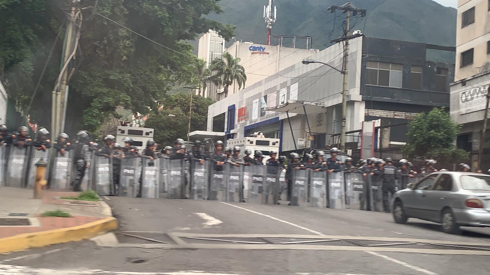 Piquete de la PNB en la Av Rómulo Gallegos #5Jul (Fotos)