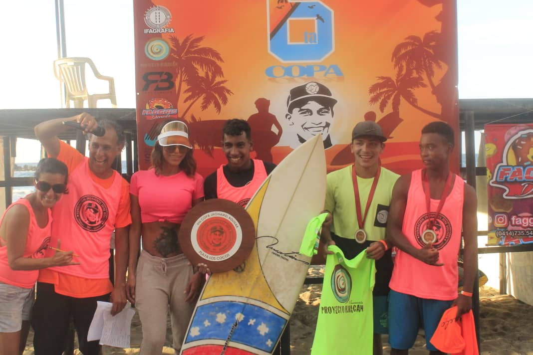 Martínez y Salazar coronados campeones juveniles de surf