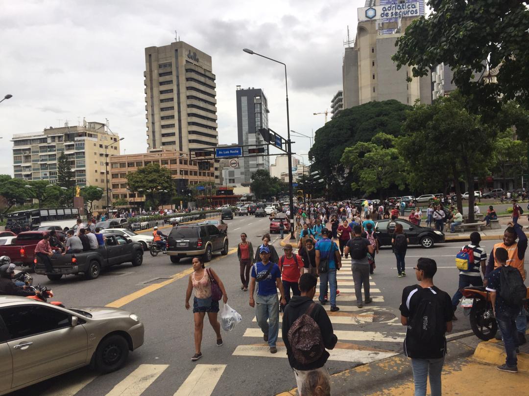 Así son las megacaminatas de los caraqueños durante el nuevo apagón rojo (VIDEO)