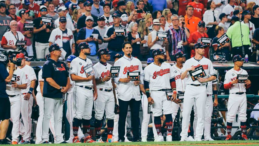 Para llorar: El EMOTIVO y PODEROSO momento que recibió Carlos Carrasco durante el Juego de las Estrellas (VIDEO)