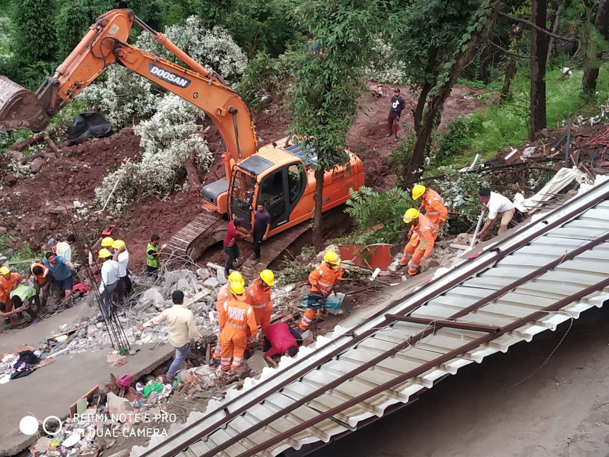 El derrumbe de un edificio en la India deja a 40 personas atrapadas (fotos)