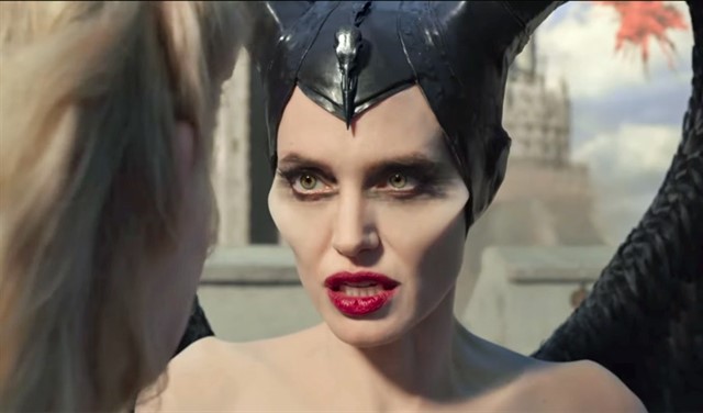 Angelina Jolie se enfrenta a Michelle Pfeiffer en nuevo tráiler de Maléfica