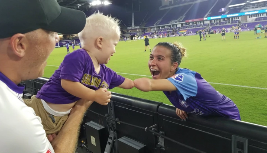 La historia detrás de la conmovedora FOTO de la futbolista y el niño sin un brazo