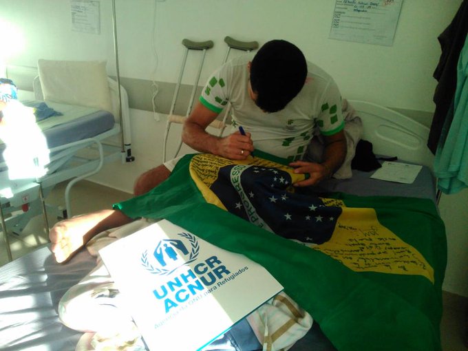 Pemones venezolanos en Brasil reciben bandera de apoyo firmada por Guaidó (FOTO)