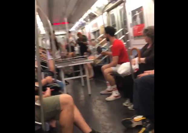 Esta pareja encontró el lugar “perfecto” para jugar ping-pong… un tren en movimiento (VIDEO)