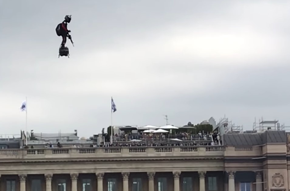 En VIDEO: El “hombre volador” que visibiliza la fuerza militar de Francia