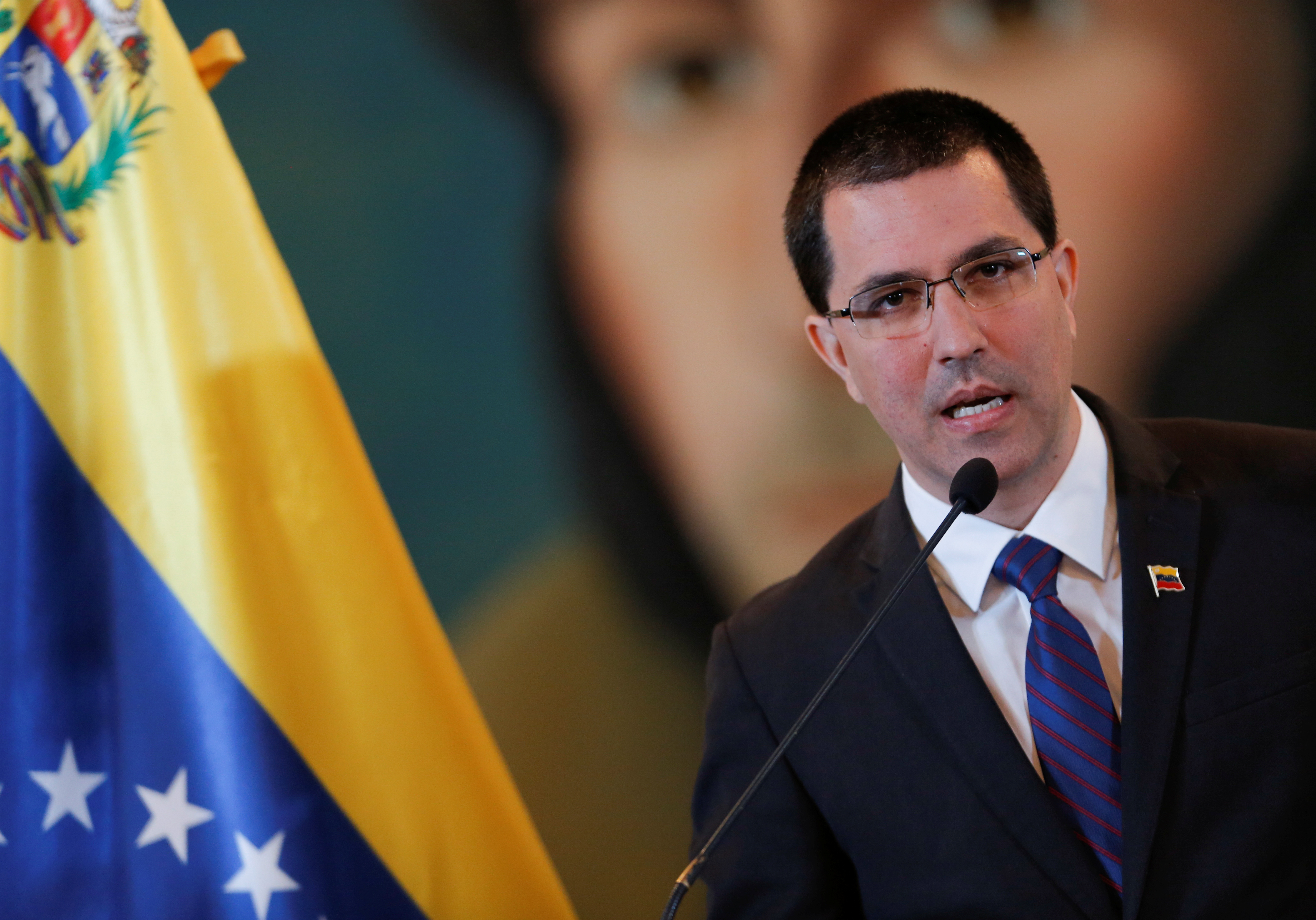 Arreaza se quejó de que EEUU “persiga” a tanqueros iraníes que traen gasolina a Venezuela