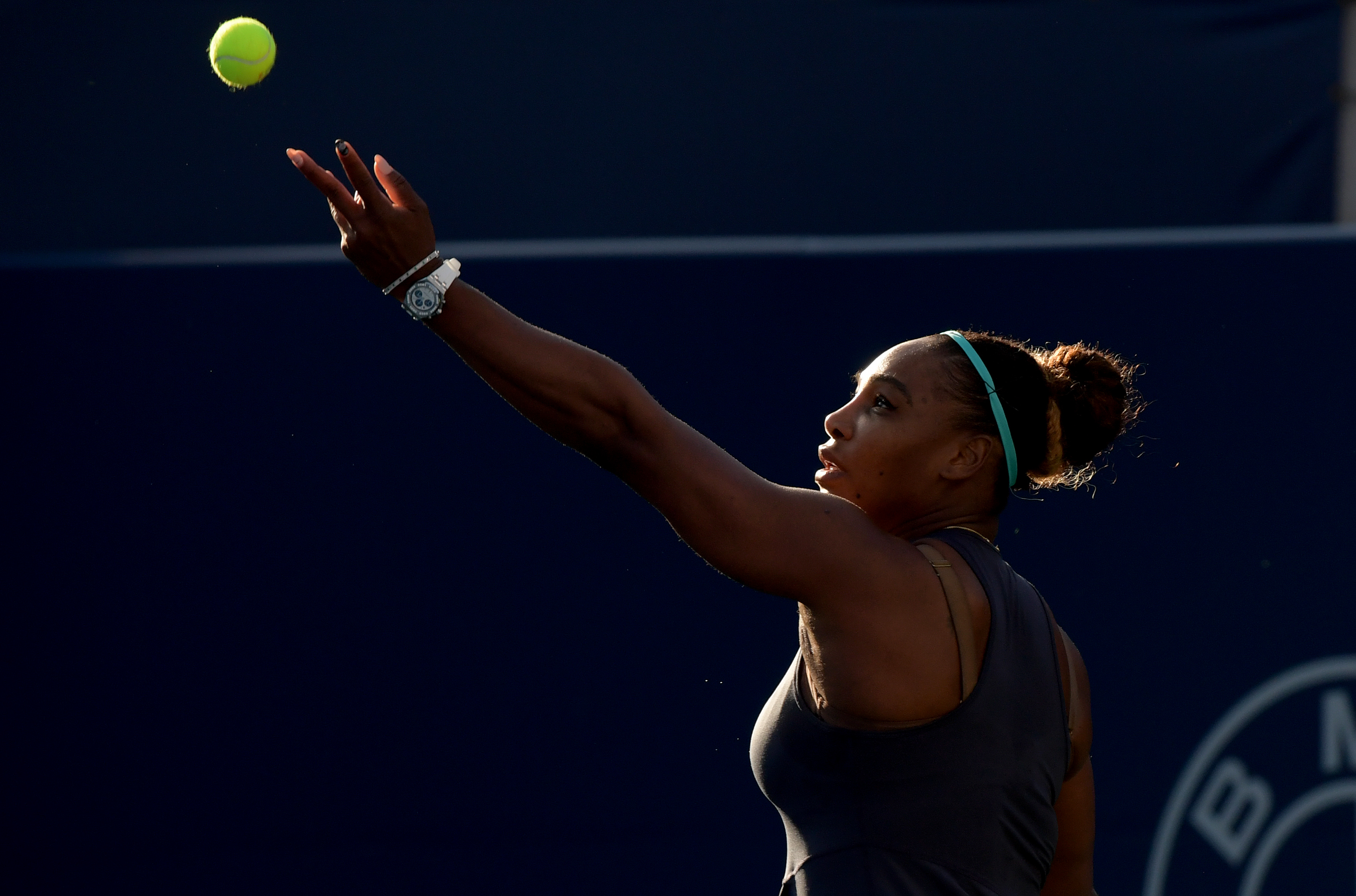 Serena Williams se retira por lesión de final de Toronto, Andreescu gana el título