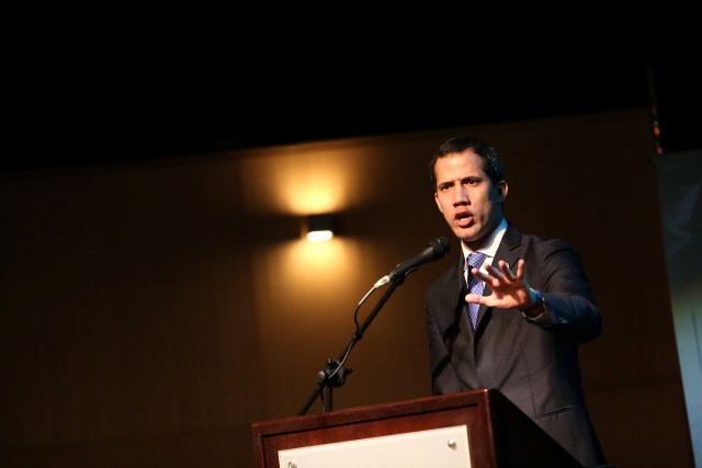 El líder de la oposición venezolana, Juan Guaidó, a quien muchas naciones han reconocido como el gobernante interino legítimo del país, habla durante una reunión en Caracas, Venezuela, 14 de agosto de 2019. REUTERS / Fausto Torrealba SIN REVENTAS. NO ARCHIVO