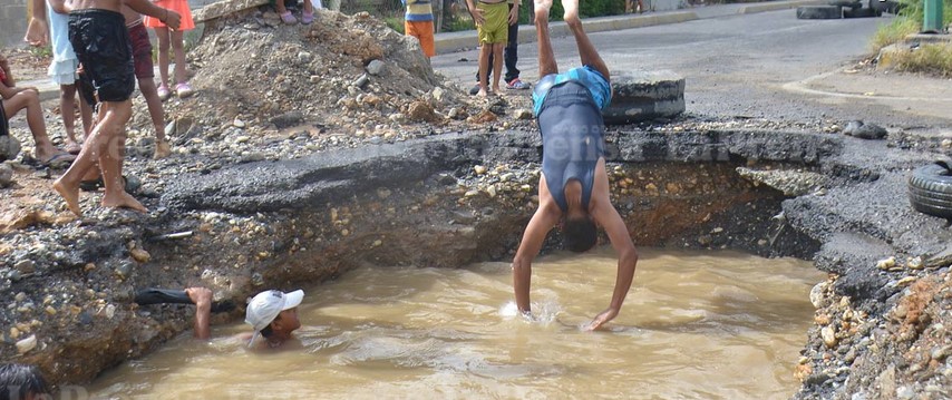 La HORRIBLE tronera que usan los larenses como “balneario” endógeno sin temor a coger una bacteria